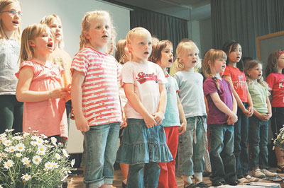 Der Kinderchor der Musikschule Ostkreis singt zur Eröffnung des Familientages. Heinze